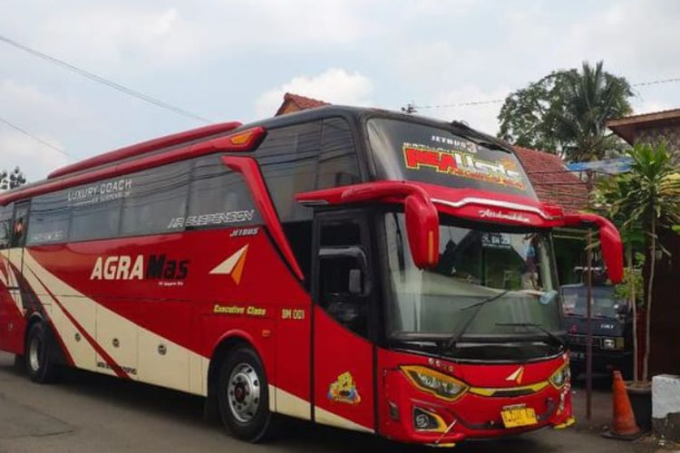 Bus Agra Mas melayani rute Jakarta-Pati.