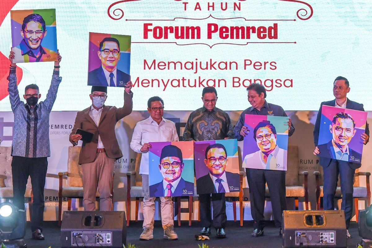 Menteri Koordinator Bidang Perekonomian Airlangga Hartarto (kedua kanan), Menteri Pariwisata dan Ekonomi Kreatif Sandiaga Uno (kiri), Wakil Ketua DPR Muhaimin Iskandar (ketiga kiri), Gubernur DKI Jakarta Anies Baswedan (ketiga kanan), Gubernur Jawa Barat Ridwan Kamil (kedua kiri), Ketua Umum Partai Demokrat Agus Harimurti Yudhoyono (kanan) berfoto bersama usai menjadi pembicara dalam diskusi Forum Pemimpin Redaksi Indonesia (Forum Pemred) di Jakarta, Jumat (5/8/2022). Diskusi dengan para tokoh nasional tersebut untuk memperingati ulang tahun ke-10 Forum Pemred dengan mengangkat tema Memajukan Pers, Menyatukan Bangsa . ANTARA FOTO/Galih Pradipta/nym.