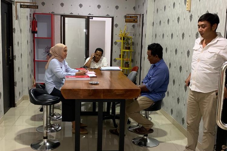 Jaksa Penuntut Umum Kejari Kabupaten Madiun menahan Sudarsono alias Kewek (46) (duduk kanan) tersangka kasus penimbunan 2.000 liter bahan bakar minyak (BBM) jenis solar bersubsidi di sebuah gudang di Desa Sukolilo, Kecamatan Jiwan, Kabupaten Madiun, Jawa Timur.