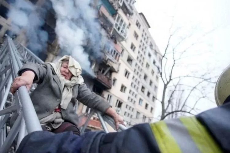 Seorang ibu di Kyiv, ibu kota Ukraina, diselamatkan karena apartemennya digempur.