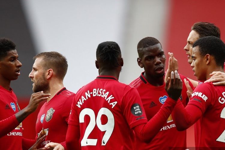 Mason Greenwood (kanan) merayakan gol bersama rekan satu timnya termasuk Marcus Rashford (kiri) pada laga Man United vs Bournemouth di Stadion Old Trafford dalam lanjutan Premier League, kasta teratas Liga Inggris, Sabtu 4 Juli 2020.