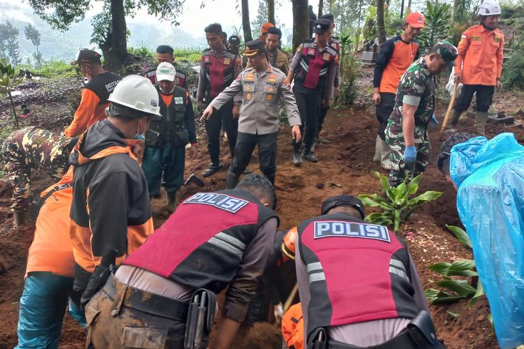 Kapolres Banjarnegara AKBP Hendri Yulianto memimpin penggalian lima jenazah korban Mbah Slamet yang telah teridentifikasi di TPU Desa Balun, Kecamatan Wanayasa, Kabupaten Banjarnegara, Jawa Tengah, Senin (10/4/2023). 