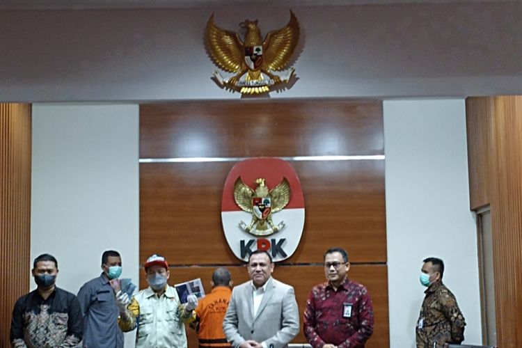 Petugas KPK menunjukkan sejumlah barang bukti yang diamankan dari OTT Bupati Pemalang, Mukti agung Wibowo berupa uang Rp 6,236 miliar, Jumat (12/8/2022).