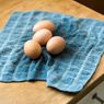 Cara Tepat Bersihkan Telur Segar, Dicuci atau Tidak?