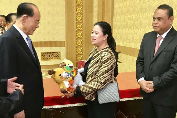  Puan Maharani selaku ketua rombongan menyampaikan cinderamata Kaka, Atung, dan Bhin bhin, maskot Asian Games ke-18 Tahun 2018