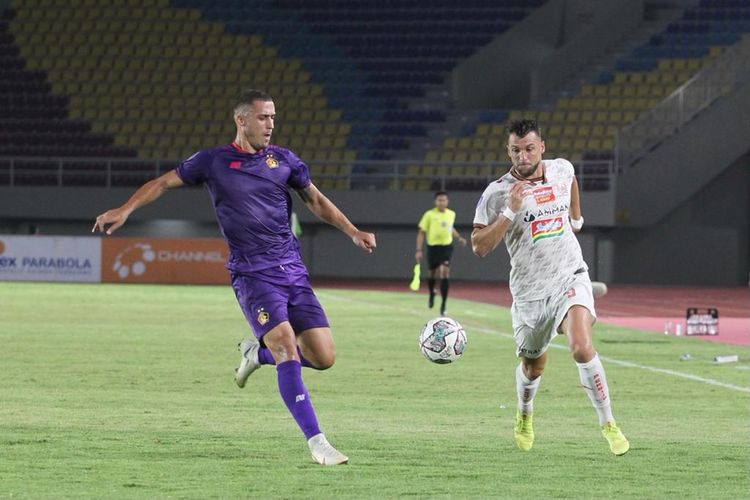 Aksi pada duel Liga 1 2021-2022 antara Persija dan Persik Kediri di Stadion Manahan, Solo, pada Sabtu (30/10/2021).