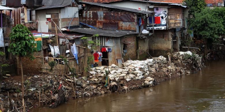 Deretan rumah warga berdiri di bantaran Kali Ciliwung di Kawasan Bidara Cini, Jakarta Timur, Selasa (4/3/2014). Prmprov DKI Jakarta akan membuat sodetan Ciliwung sepanjang 1,27 kilometer yang akan dilakukan mulai kawasan Bidaracina sampai dengan Kali Cipinang yang dihubungkan dengan KBT. Ratusan kepala keluarga (KK) yang bertempat tinggal di jalur pembuatan sodetan Ciliwung menuju Kanal Banjir Timur (KBT) akan direlokasi ke rumah susun. Warta Kota/angga bhagya nugraha