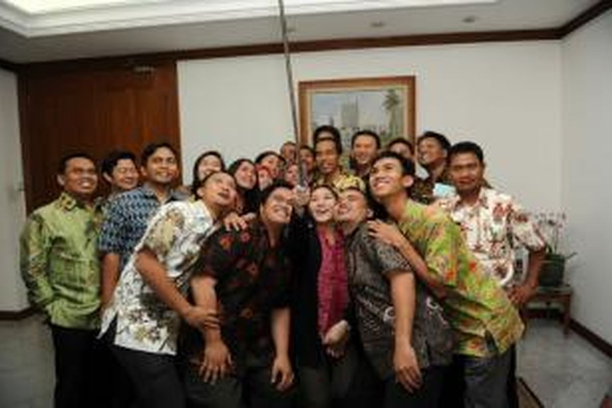 Gubernur DKI Jakarta Joko Widodo dan Wakil Gubernur DKI Jakarta Basuki Tjahaja Purnama ber-selfie ria dengan para pengawal pribadi dan PNS DKI, di Balaikota Jakarta, Kamis (7/8/2014). 