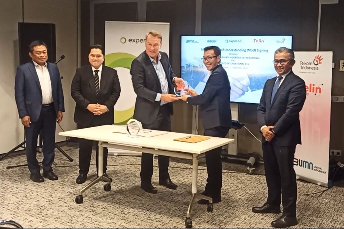 Penandatanganan MoU antara Telin dan Experio di World Trade Center, Amsterdam, Jumat (2/9/2022). Dari kiri ke kanan: Direktur Utama PT Telkom Ririek Adriansyah, Menteri BUMN Erick Thohir, CEO Expereo Irwin Fouwels, CEO Telin Budi Satria Dharma, dan Duta Besar Indonesia untuk Belanda Mayerfas.