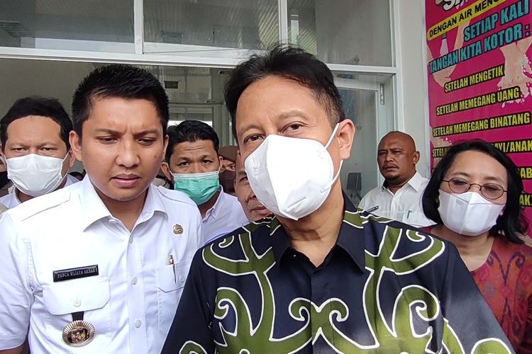 Menteri Kesehatan RI Budi Gunadi Sadikin didampingi Bupati Ogan Ilir Panca Wijaya Akbar memberikan keterangan usai melakukan kunjungan ke Ogan Ilir Sumatera Selatan