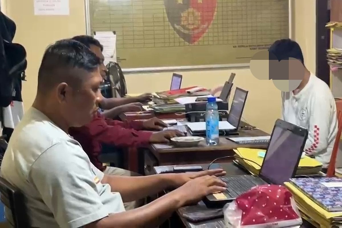 Seorang pelaku jambret, inisial FR (26), tak berkutik saat ditangkap di rumah warga di Lorong Perintis, Kelurahan Katobengke, Kecamatan Betoambari, Kota Baubau, Sulawesi Tenggara, Rabu (30/4/2025) siang.