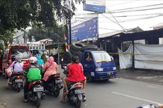 Jalan Raya Cipayung Macet, Pengendara Melambat di Depan Lokasi Kebakaran Toko Plastik dan Makanan
