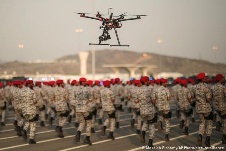 Drone diterbangkan pada parade militer di Arab Saudi.