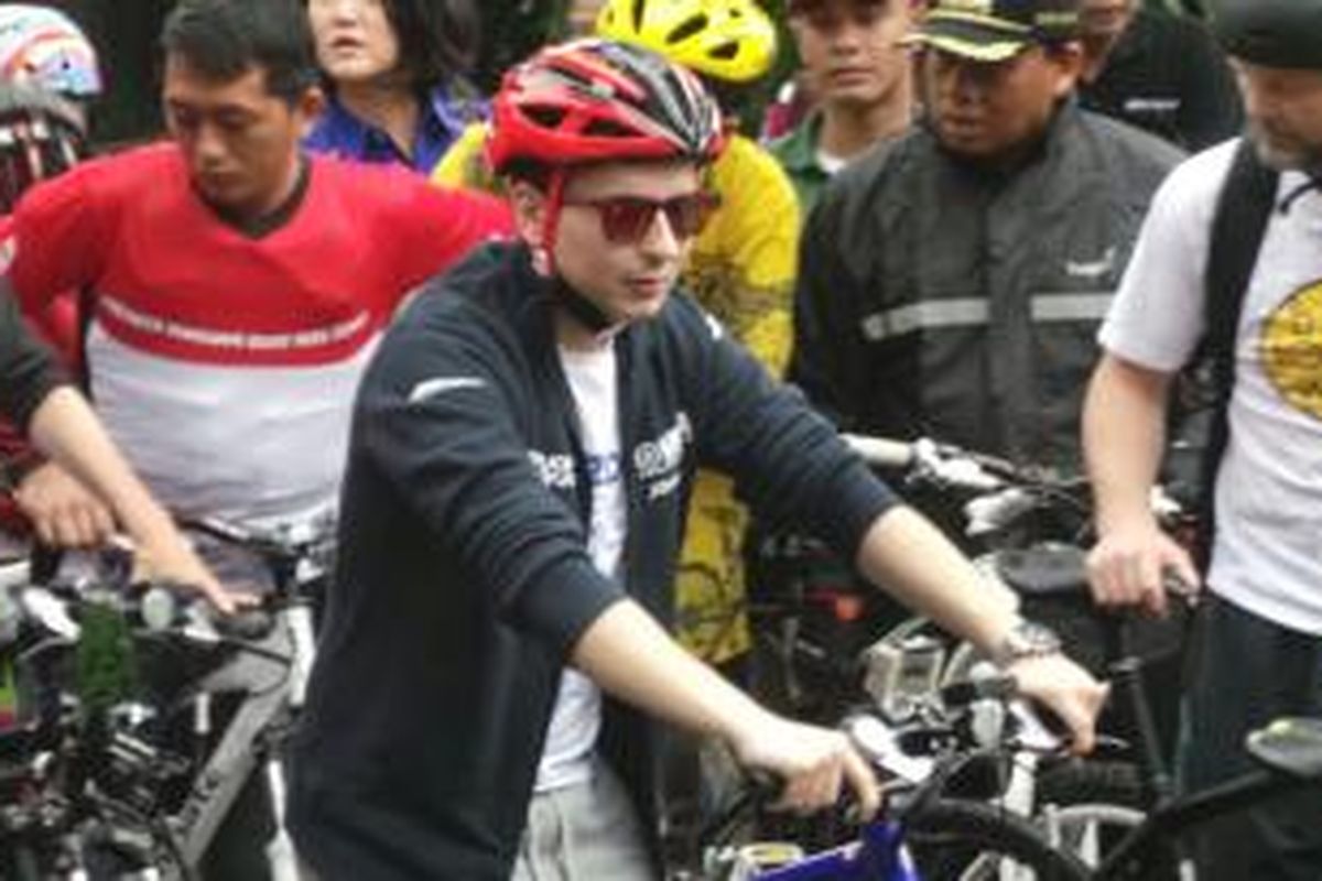 Pebalap MotoGP asal Spanyol, Jorge Lorenzo, saat ingin gowes bersama Gubernur DKI Jakarta Joko Widodo, Jumat (17/1/2014).