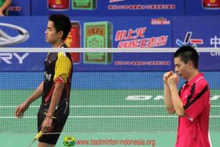 Tunggal putra Indonesia, Simon Santoso (kiri) berjalan lunglai setelah kalah dari pemain Taiwan Hsu Jen-hao, pada babak pertama BWF World Championships, di Guangzhou, China, Senin (5/8/2013).