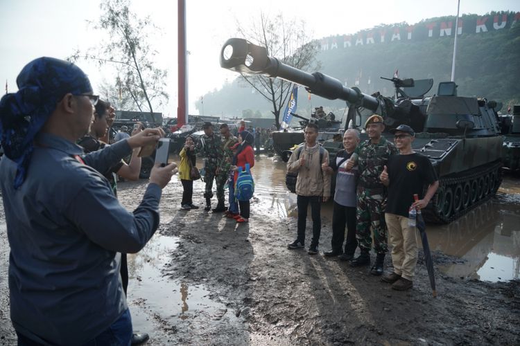 Warga yang memadati area perayaan Hari Ulang Tahun (HUT) ke-72 Tentara Nasional Indonesia (TNI) di Dermaga PT Indah Kiat, Cilegon, Banten, Kamis (5/10/2017) tampak antusias menyaksikan kendaraan tempur yang akan dipamerkan dalam parade pasukan dan alutsista.