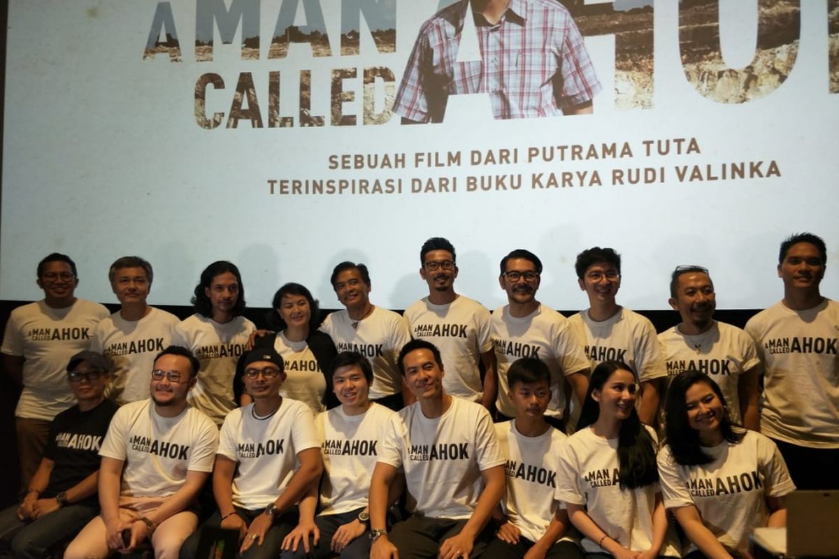 Para pemain dan tim produksi film A Man Called Ahok berfoto dalam jumpa pers di Metropole XXI, Jakarta Pusat, Rabu (6/9/2018).