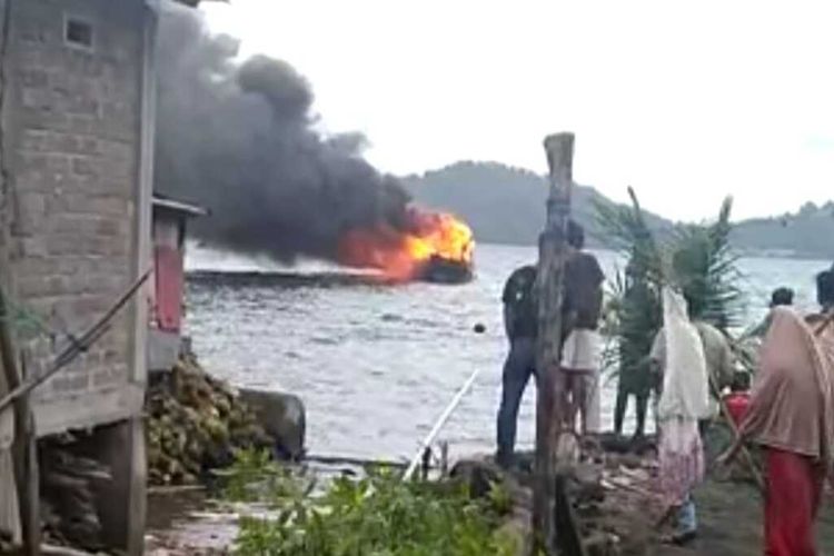 Kapal pengangkut BBM yang sedang membawa 20 drum minyak tanah terbakar di peraiaran Banda, Maluku Tengah, Kamis (26/8/2021)