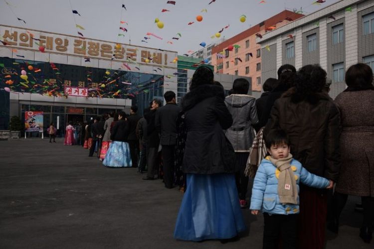 Penduduk Korea Utara mengantre untuk memberikan suara mereka di tempat pemungutan suara di Pyongyang untuk memilih Majelis Rakyat Tertinggi, Minggu (10/3/2019). (AFP/ED JONES)