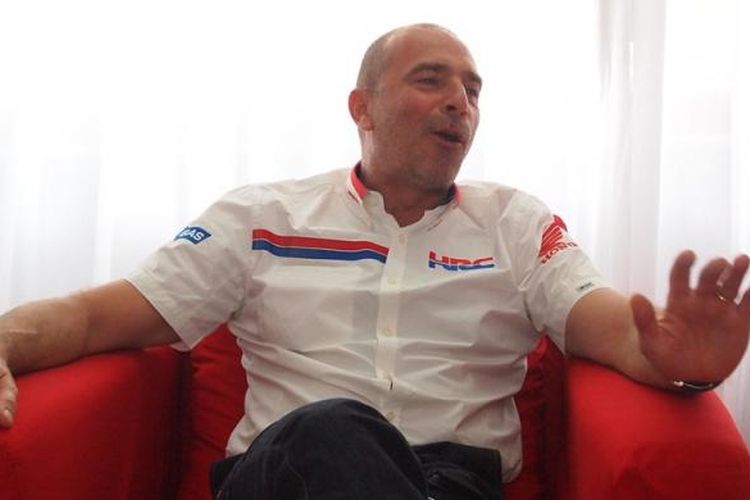 Kepala tim Repsol Honda, Livio Suppo, menjawab pertanyaan dalam wawancara eksklusif dengan Kompas.com di Sirkuit Sentul, Selasa (21/10/2014).