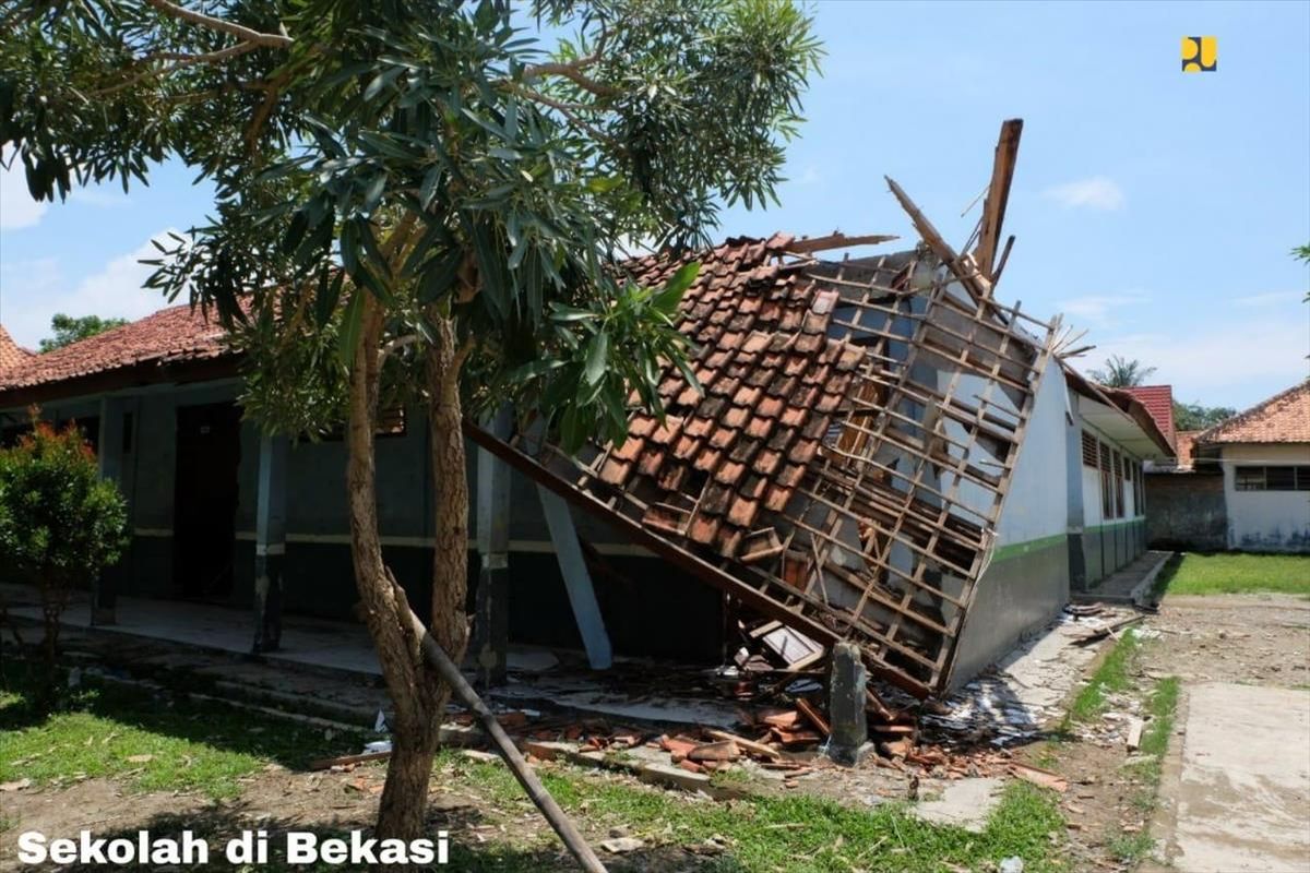 Kondisi sekolah rusak di sejumlah wilayah di Tanah Air.