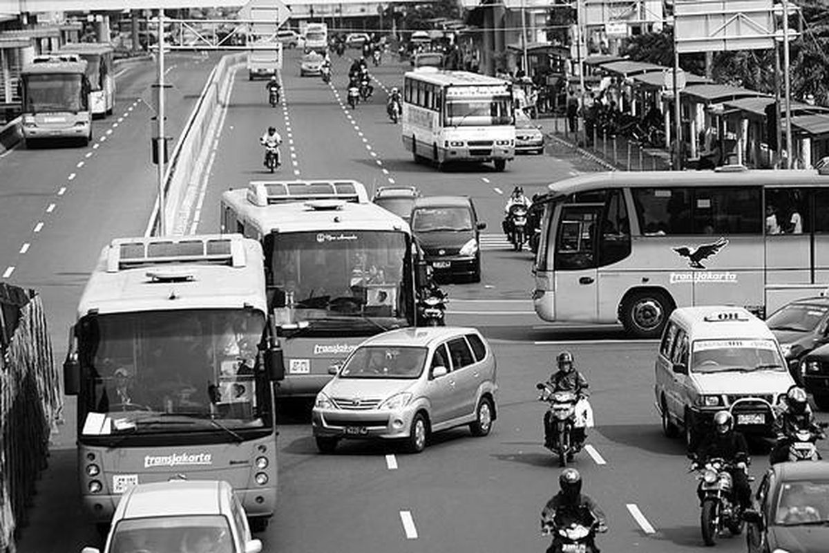 Tiga bus transjakarta, mobil pribadi, dan angkutan umum lainnya saling memotong jalur di pertigaan Jalan KH Hasyim Asyhari-Gajah Mada, pertengahan Agustus lalu.  