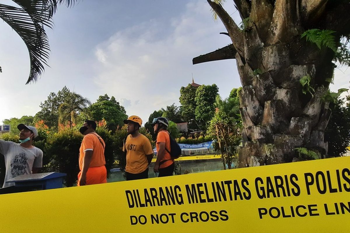 Sebuah pohon besar di Teejay Water Park Asia Plaza Tasikmalaya tumbang dan menimpa pengunjung yang sedang berenang di bawahnya pada Minggu (2/1/2022) siang.