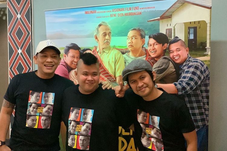 Para cast film Ngeri Ngeri Sedap (dari kiri ke kanan): Boris Bokir, Lolox dan Indra Jegel saat menghadiri konferensi pers di kawasan Manggarai, Jakarta Selatan, Jumat (17/6/2022). 