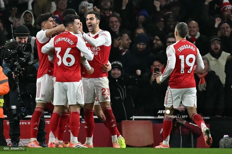 Para pemain Arsenal merayakan gol Gabriel Magalhaes pada pertandingan akhir tahun Premier League Arsenal vs Aston Villa bergulir di Stadion Emirates pada Rabu (31/12/2025).