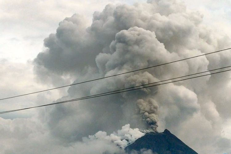 Gunung Lewotobi Laki-laki erupsi pada Selasa (16/1/2024) sore