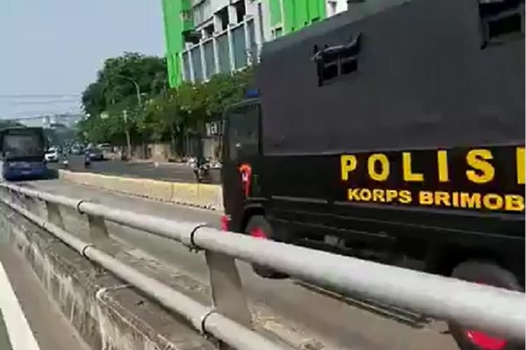 Dua unit truk polisi terekam kamera video melaju lawan arah di jalur transjakarta di daerah Salemba, Jakarta Pusat. Video peristiwa itu beredar di media sosial, Kamis (5/12/2019).