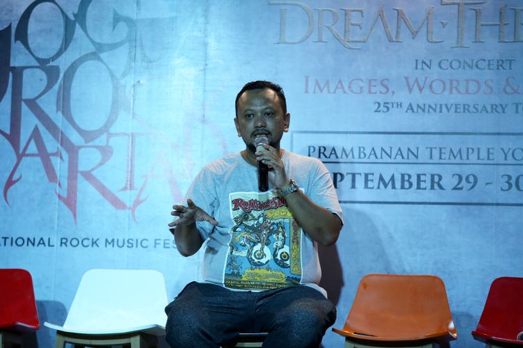 CEO Rajawali Indonesia Communication Anas Syahrul Alimi saat jumpa pers festival musik Jojgjarockarta dengan band utama Dream Theater di Hotel Hyat, Yogyakarta, Kamis (28/9/2017). Jogjarockarta akan menampilkan Dream Theater dan dimeriahkan antara lain God Bless, Roxx, Power Metal, dan Death Vomit. KOMPAS IMAGES/KRISTIANTO PURNOMO
