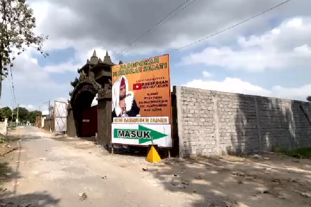 Pintu gerbang padepokan Nur Dzat Sejati milik Gus Udin di Desa Rejowinangun, Kecamatan Kademangan, Kabupaten Blitar, Senin (1/8/2022)
