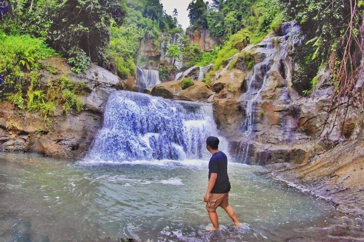 Pemandangan Curug Luhur atau Curug Lesti di Cianjur, Jawa Barat