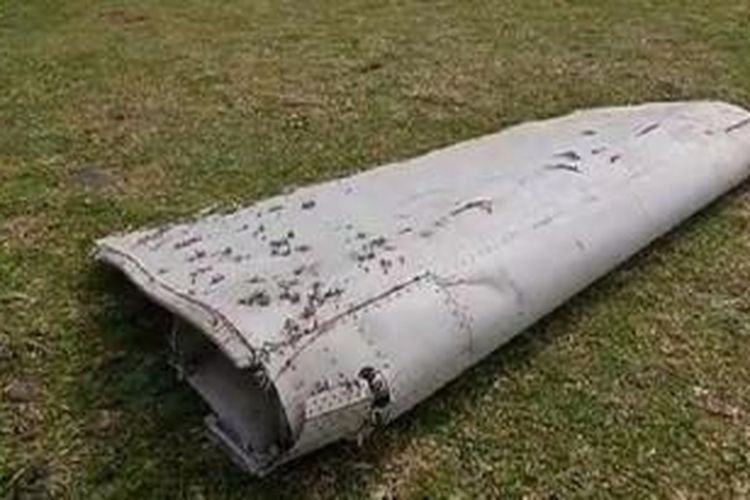 Puing yang dikatakan bagian dari sebuah sayap pesawat Boeing 777 tetapi masih diteliti apakah puing itu milik pesawat Malaysia Airlines MH370 yang hilang.