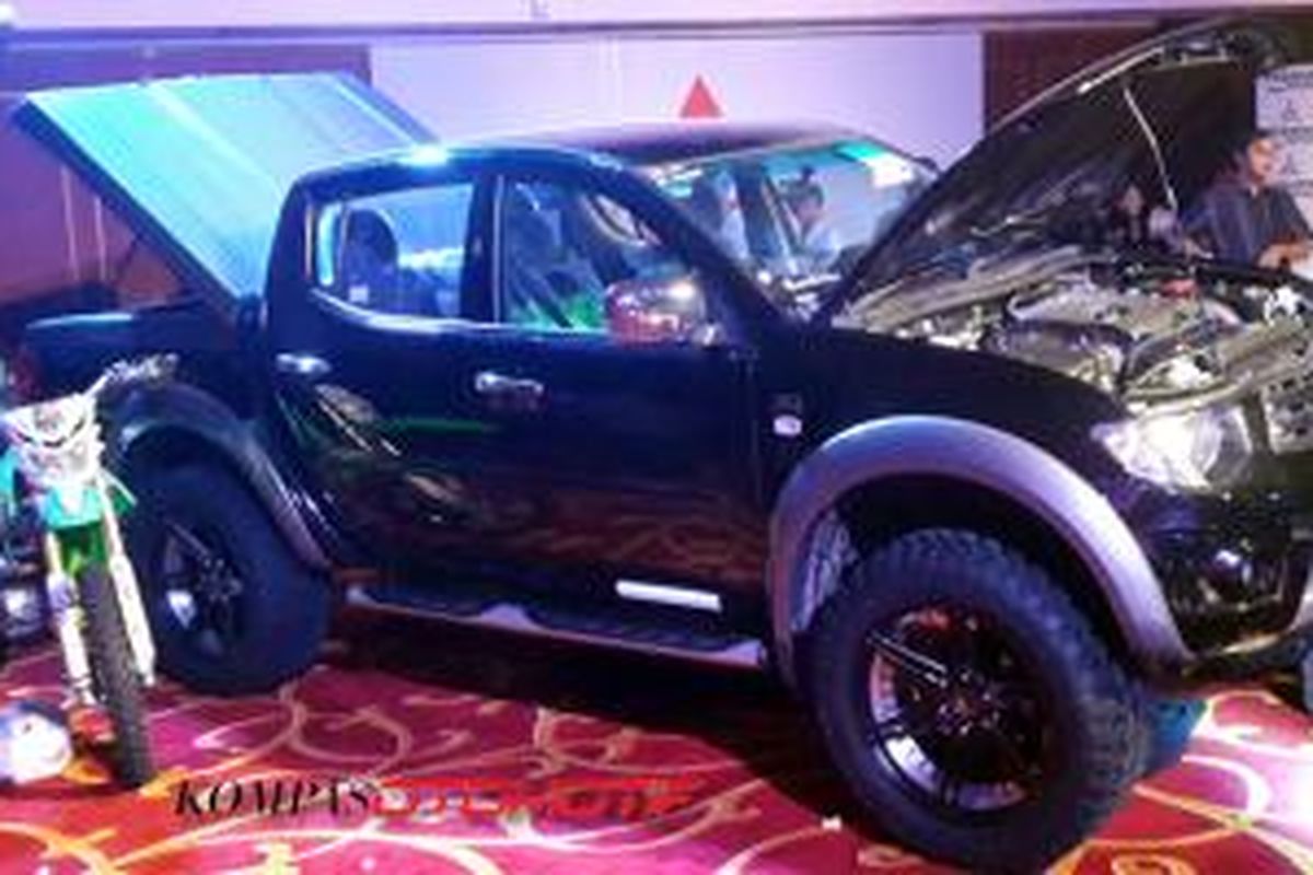 Tampang galak Mitsubishi Strada Triton Hi-Power setelah dimodifikasi menggoda pegiat olah raga sepeda motor off-road di Semarang. 