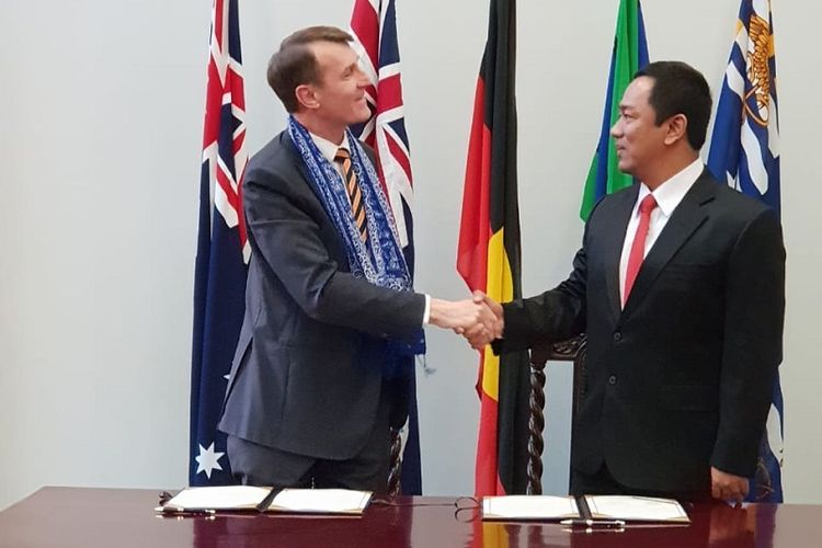 Wali Kota Semarang Hendrar Prihadi bersama Wali Kota Brisbane, Australia, Graham Quirk menandatangani kerja sama untuk meningkatkan kompetensi sumber daya manusia (SDM) di Kota Semarang, Minggu(26/8/2018). 