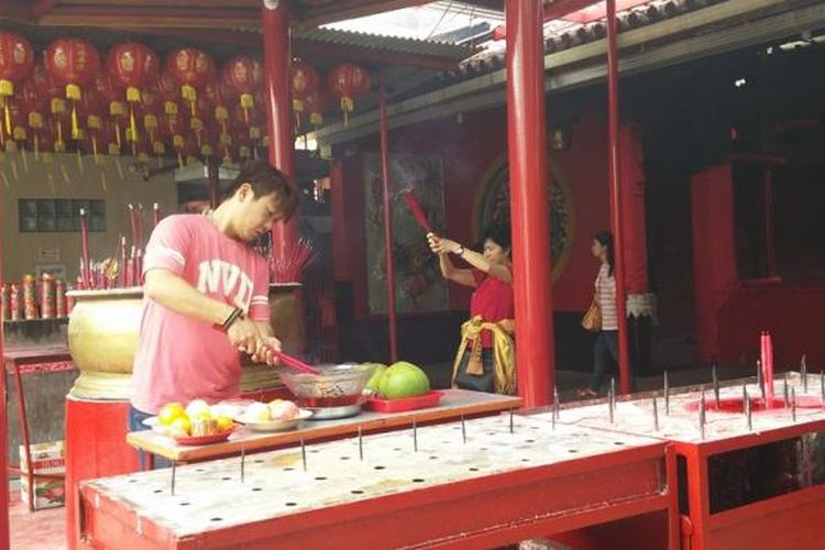 Masyarakat Tionghoa sedang sembahyang sebelum melakukan ciam si di Wihara Jin De Yuan, Jakarta.