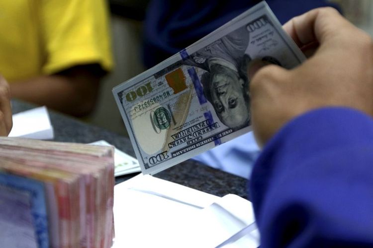 Cek kurs dollar AS (USD) terhadap rupiah (IDR) hari ini.  Penguatan dollar AS setelah The Fed memangkas suku bunga menekan nilai tukar rupiah di pasar domestik.
