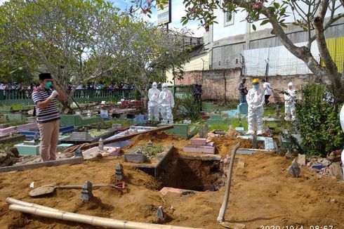 Menahan Tangis, Jakara Kumandangkan Azan di Depan Makam Sang Ayah, Bupati Bangka Tengah