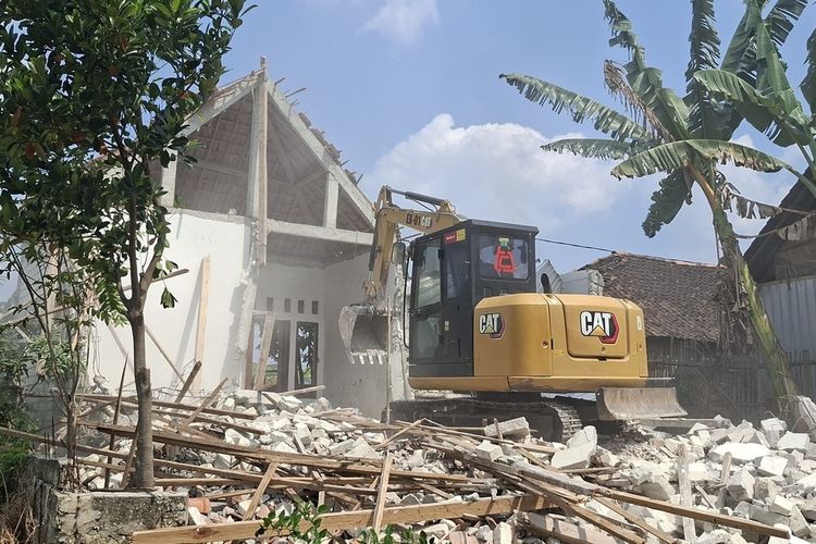 Kesal Suami Selingkuh, TKW Pulang dan Robohkan Rumah di Bojonegoro