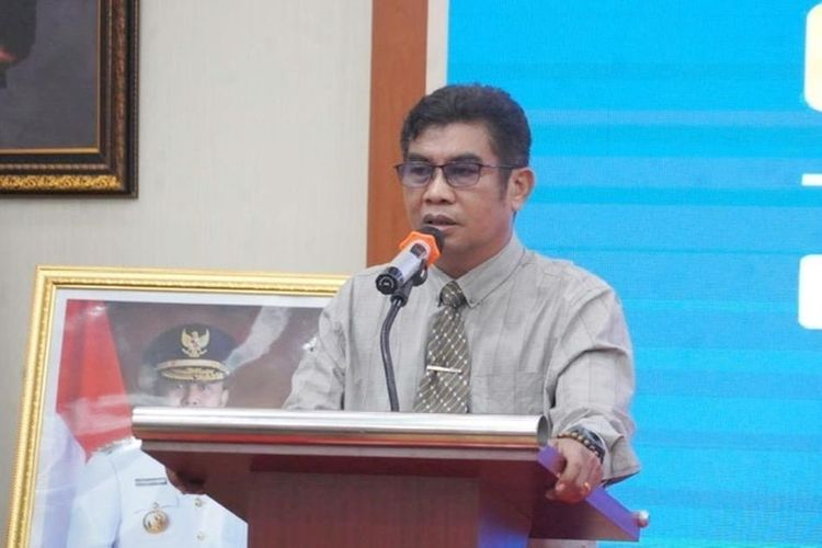 Kepala Diskominfosantik Kalteng Agus Siswadi saat menyampaikan sambutan pada Rapat Evaluasi Pelaksanaan Keterbukaan Informasi Publik di Kalteng 2024 yang dilaksanakan di Aula Kanderang Tingang Diskominfosantik, Kalteng, Selasa (10/12/2024). 