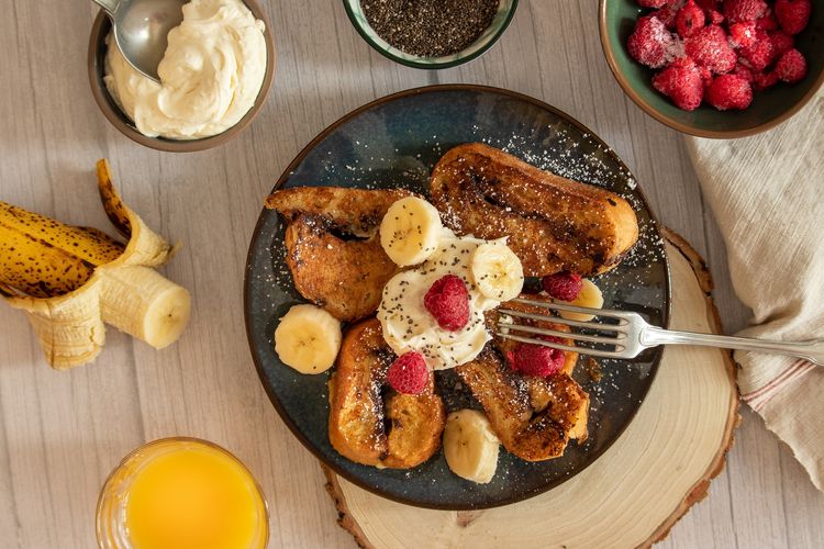 Susu kental manis dengan buah segar dalam roti bakar memberikan perpaduan lezat dan segar.