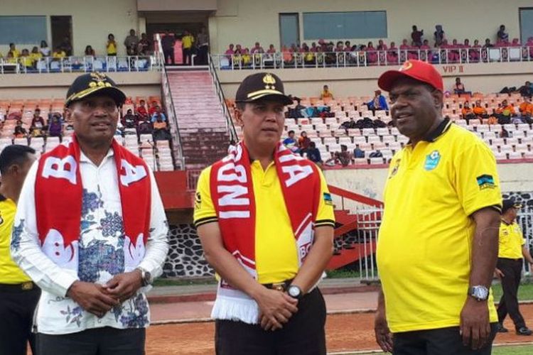 Walikota Jayapura, Benhur Tomi Mano, Kapolda Papua, Irjen Boy Rafli Amar, dan Kadispora Papua, Yusuf Yambe (dari kiri ke kanan) di Stadion Mandala, Jayapura, Kamis (14/12/2017).