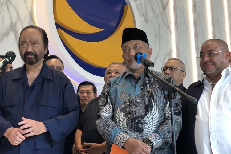 Presiden PKS Ahmad Syaikhu dan Ketua Umum Partai Nasdem Surya Paloh (kiri) dan Sekjen PKS Aboe Bakar Alhabsyi (kanan) di Nasdem Tower, Menteng, Jakarta, Rabu (24/4/2024).