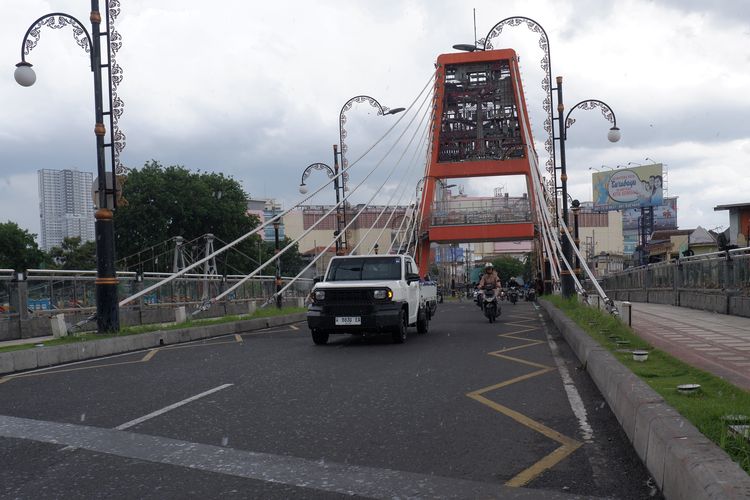 Toyota Hilux Rangga diuji di lalu lintas seputaran Surabaya, Jawa Timur