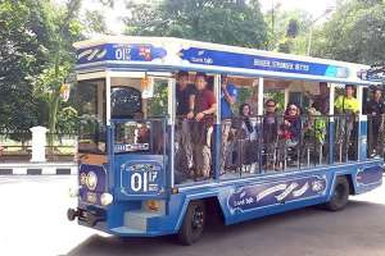 Bus wisata Uncal Kota Bogor saat uji coba rute jelajah wisata pada Sabtu (7/1/2017). Sejumlah obyek wisata di pusat Kota Bogor disinggahi atau dilalui bus wisata ini.