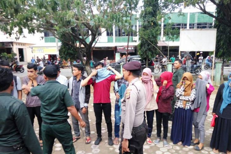 Remaja yang diduga berbuat meusum di kawasan Pantai Rancong, Lhokseumawe tiba di kantor Satuan Polisi Pamong Praja dan Wilayatul Hisbah, Kota Lhokseumawe, Minggu (21/5/2017)