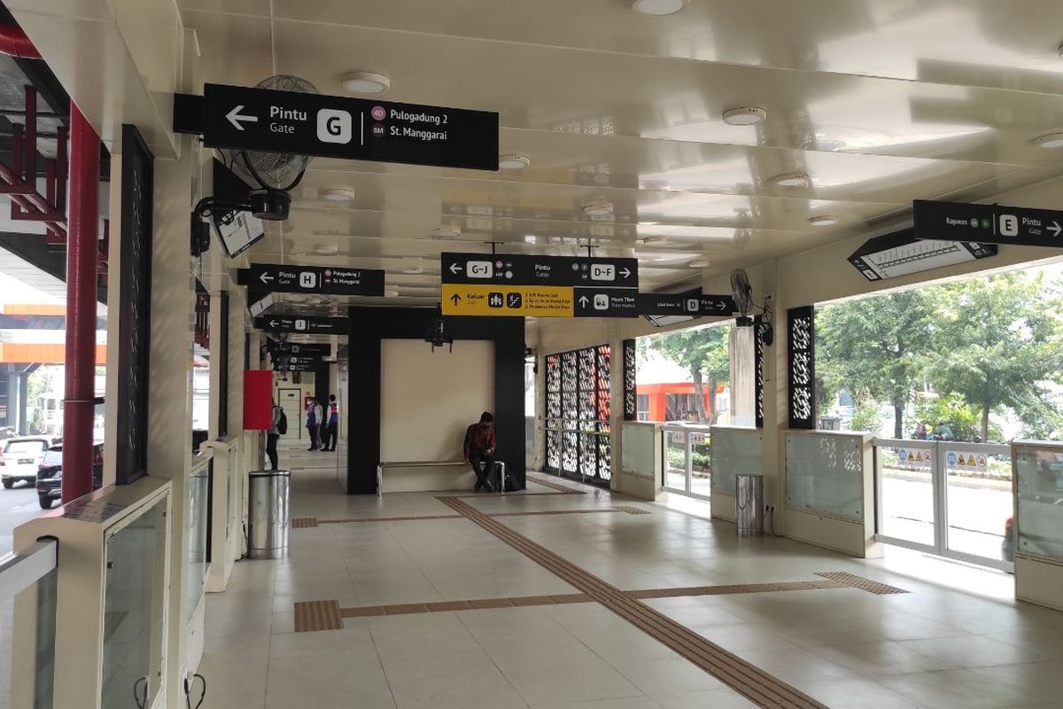 Suasana Halte GOR Soemantri yang terintegrasi dengan stasiun LRT, Jumat (24/3/2023). 