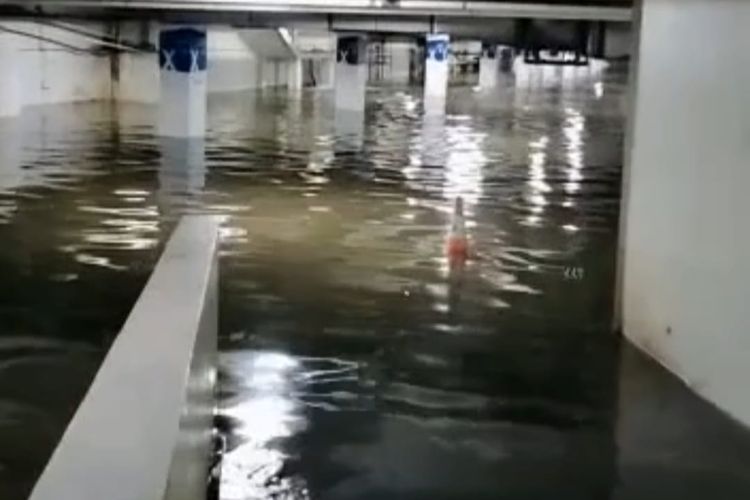 Basement Mall Pentacity Balikpapan terendam banjir